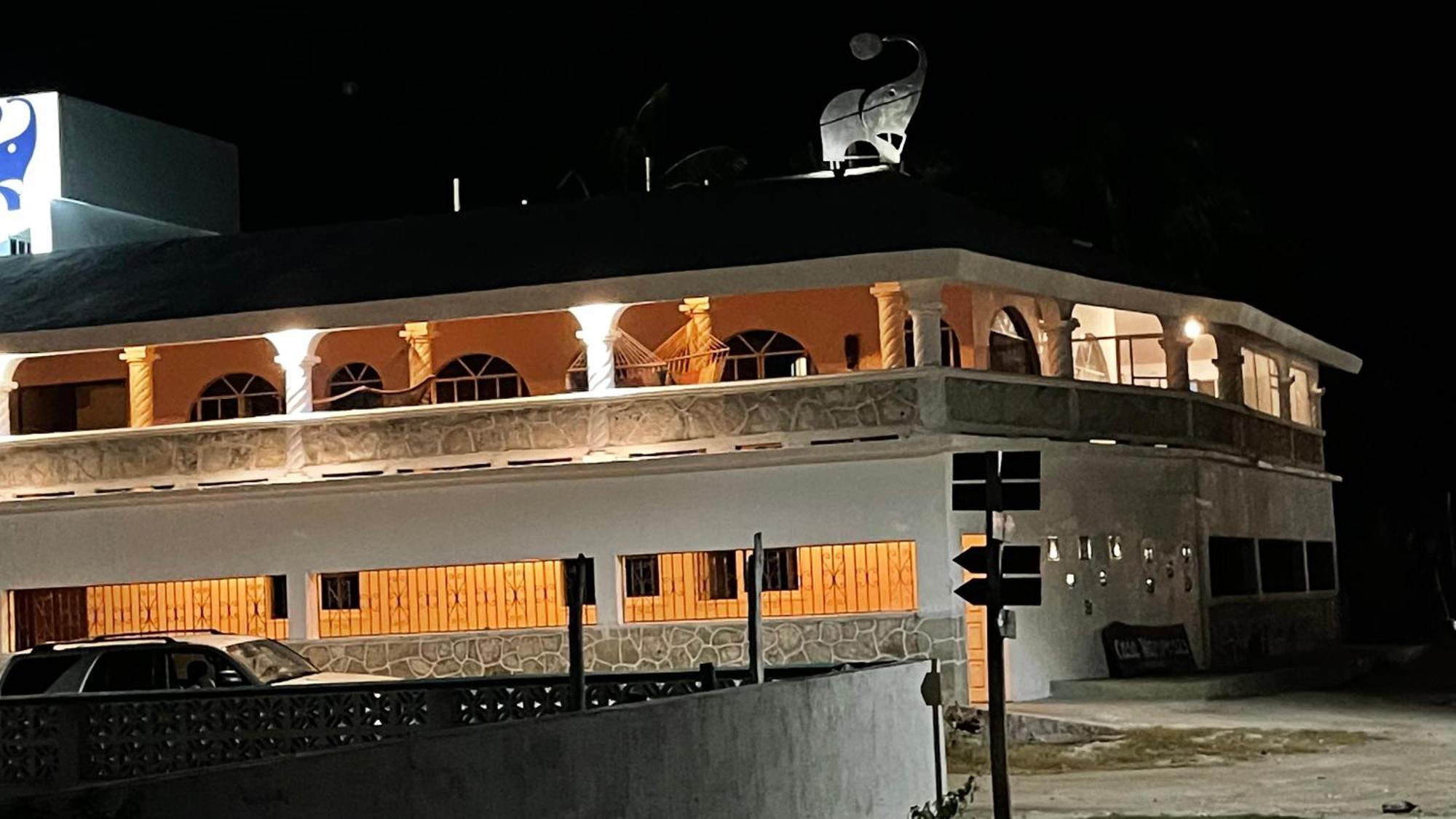 Casa Gajah Hotel Cuyo Exterior foto